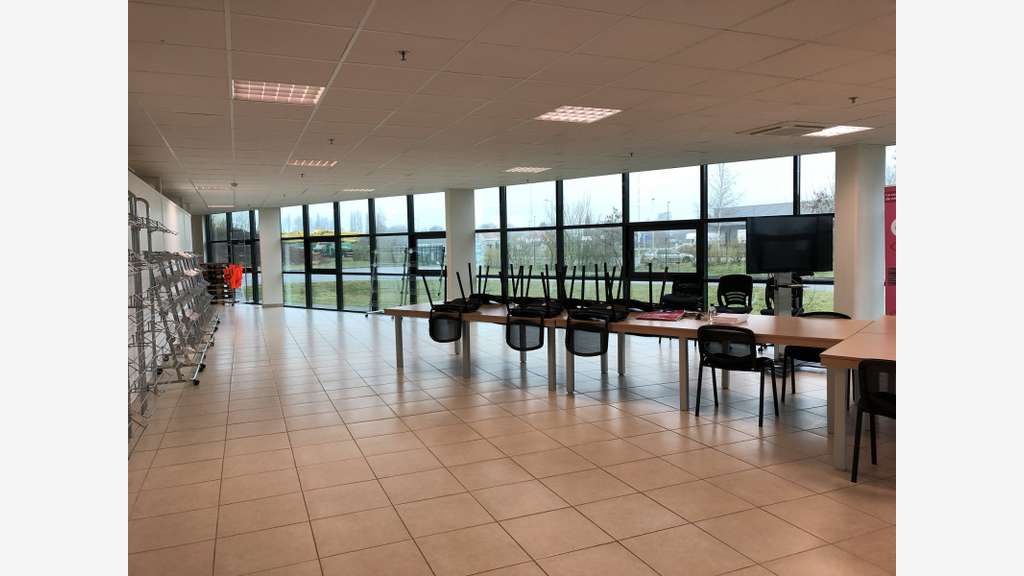 À louer bureaux de 500m² à Arques