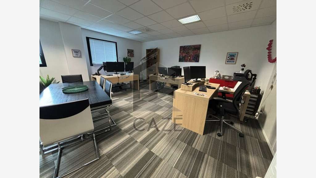 Bureaux 90m² RDC à louer à Artigues