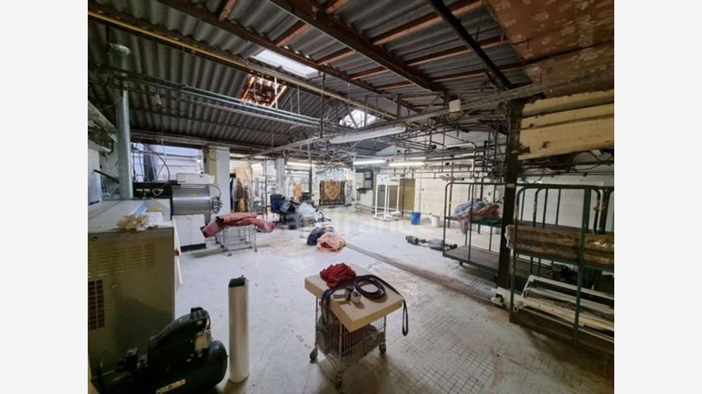 Entrepôt + bureau 500m² à louer à Athis-Mons