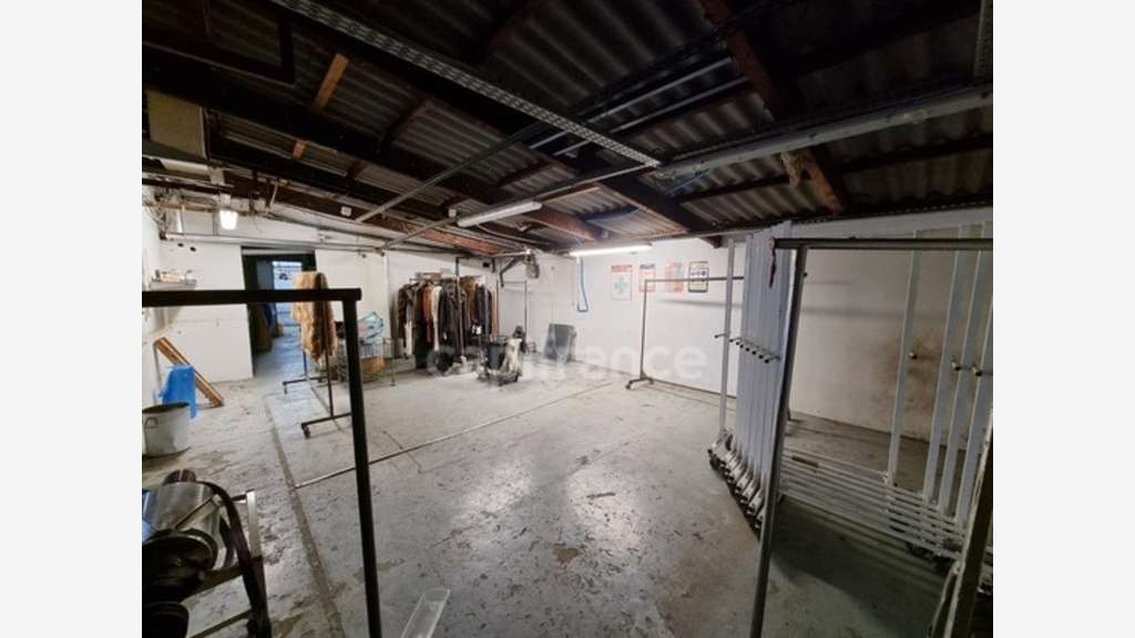 Entrepôt + bureau 500m² à louer à Athis-Mons