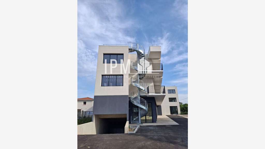 A louer bureaux divisibles 1203m²  à Aubagne
