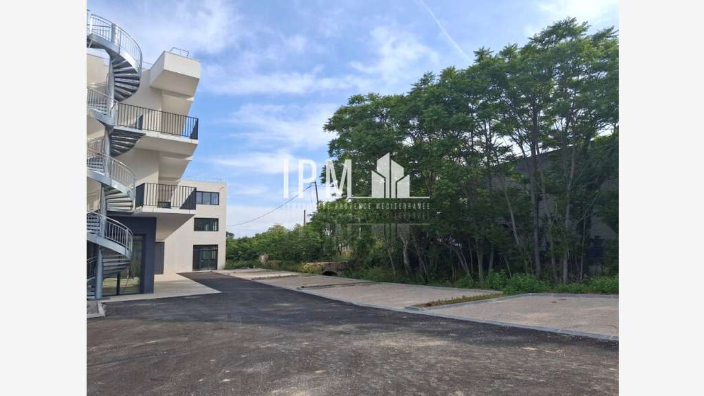 A louer bureaux divisibles 1203m²  à Aubagne