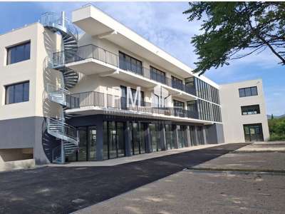 A louer bureaux divisibles 1203m²  à Aubagne