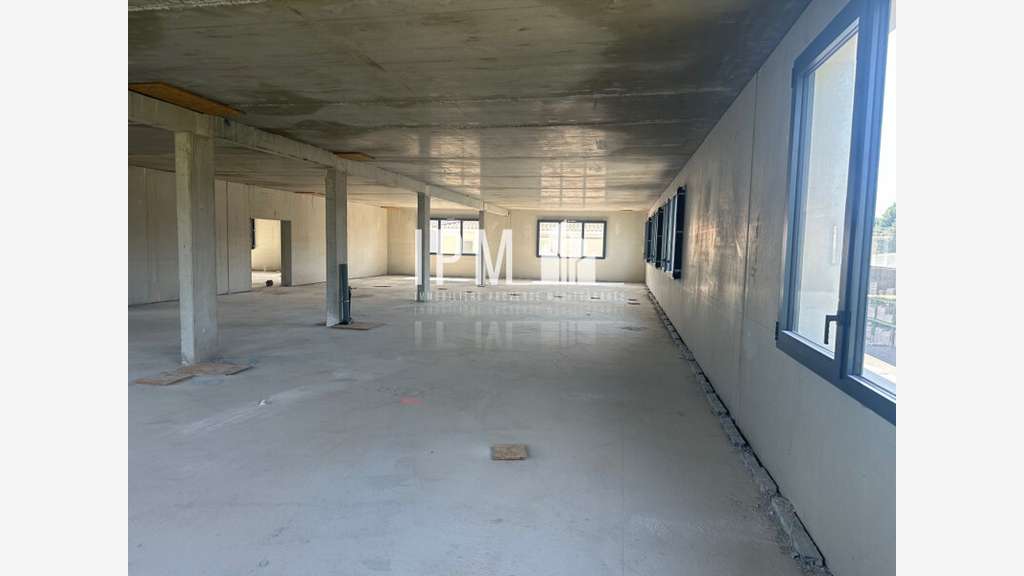 A louer bureaux 600m² Zone Commerciale à Aubagne