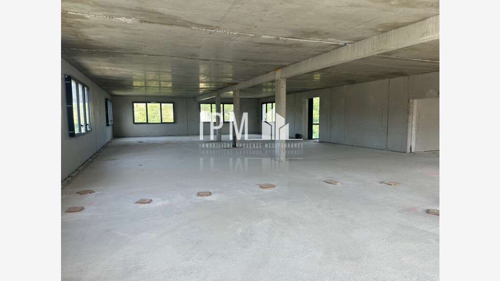 A louer bureaux 600m² Zone Commerciale à Aubagne