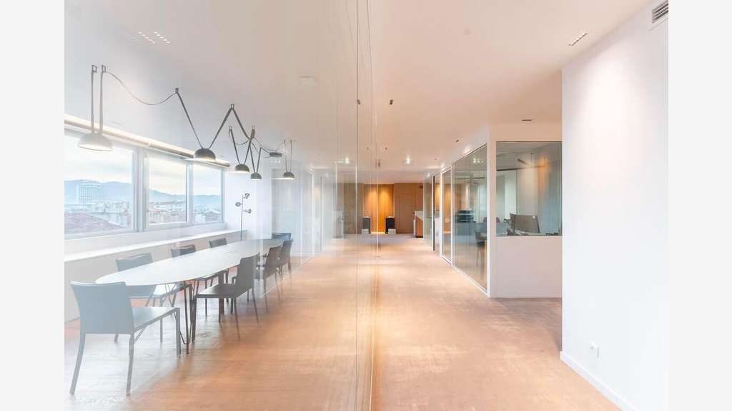 A louer bureaux 600m² Zone Commerciale à Aubagne