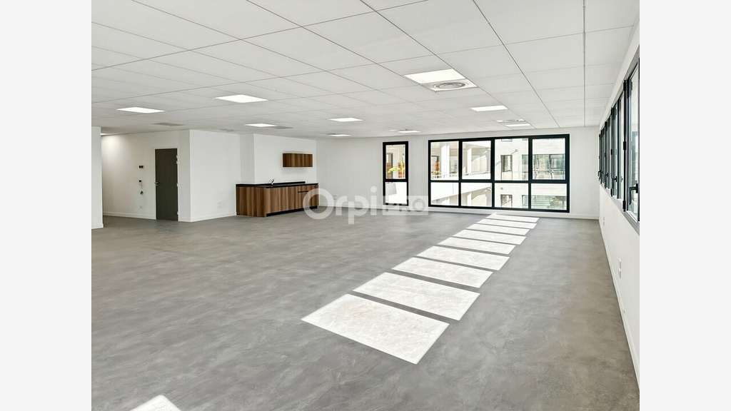 A louer bureaux neufs de 182m² Aubagne proche A50