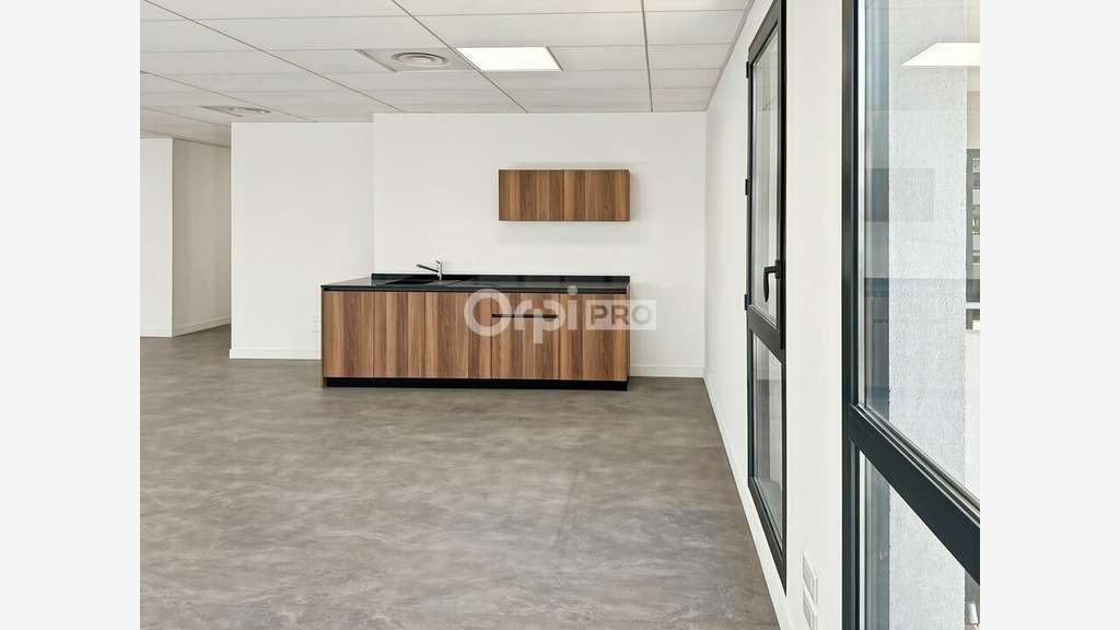 A louer bureaux neufs de 182m² Aubagne proche A50