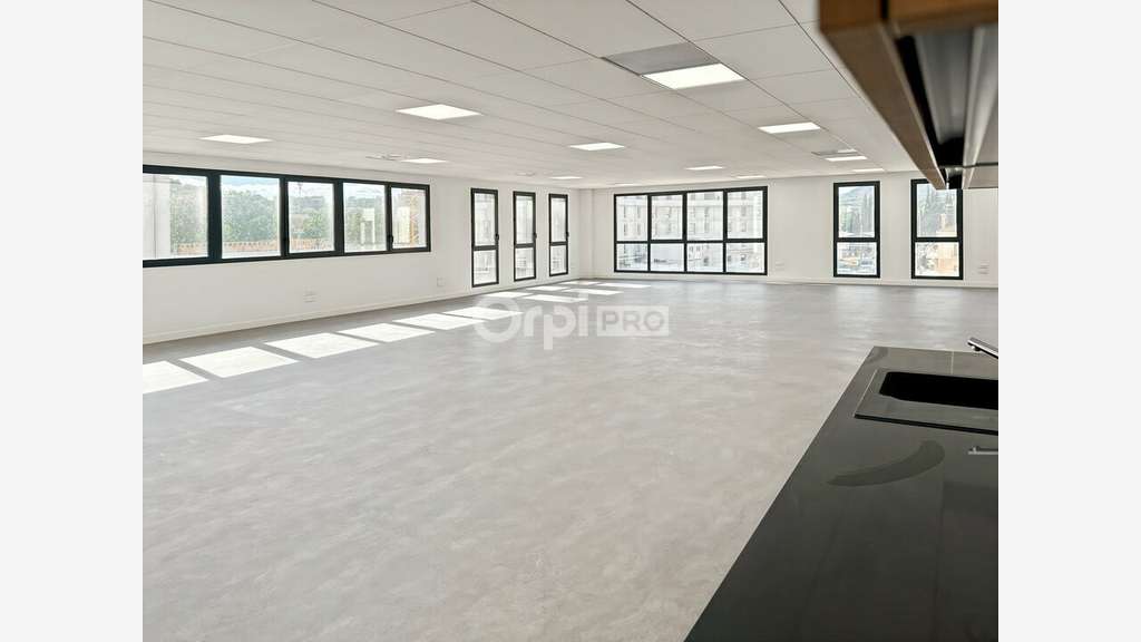 A louer bureaux neufs de 182m² Aubagne proche A50