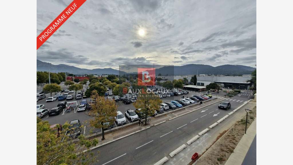 A louer local commercial 405m² Aubagne zone co