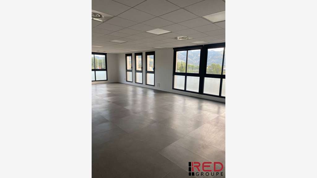 Bureaux 214m² R+2 en très bon état à louer Aubagne