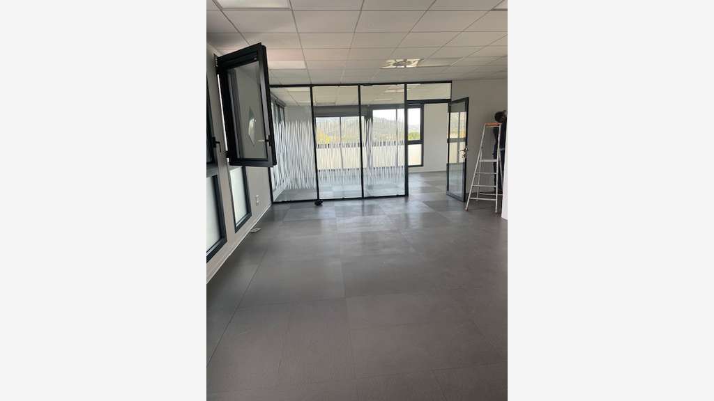 Local professionnel 214m² à louer Aubagne 13400