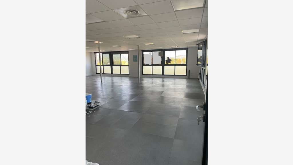 Local professionnel 214m² à louer Aubagne 13400