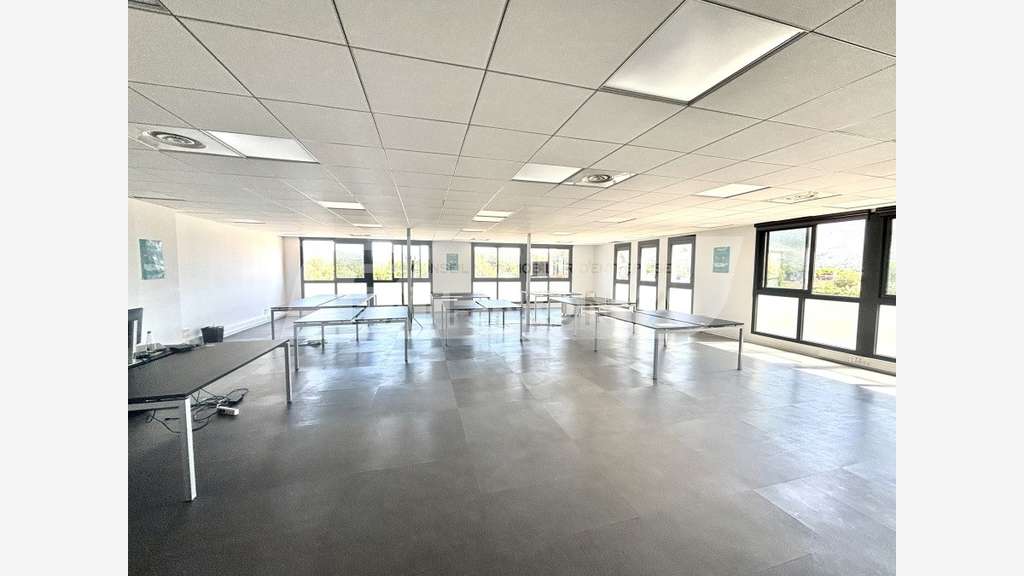 Local professionnel 214m² à louer Aubagne 13400