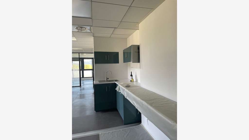Local professionnel 214m² à louer Aubagne 13400