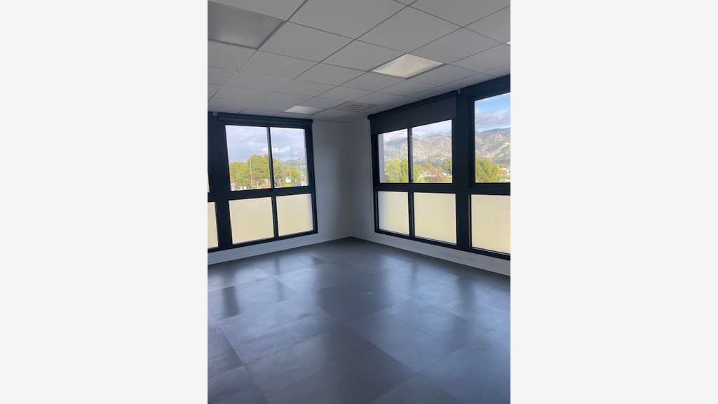 Local professionnel 214m² à louer Aubagne 13400