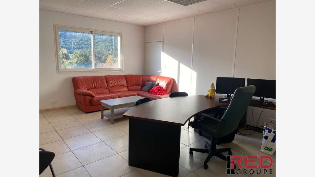 Bureaux de 123m² à louer en R+1 à Aubagne