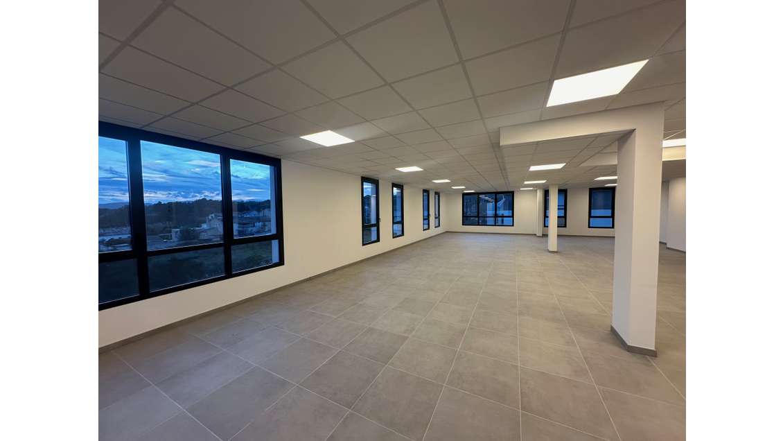A louer bureaux 153m² R+2 ZA de Napollon à Aubagne