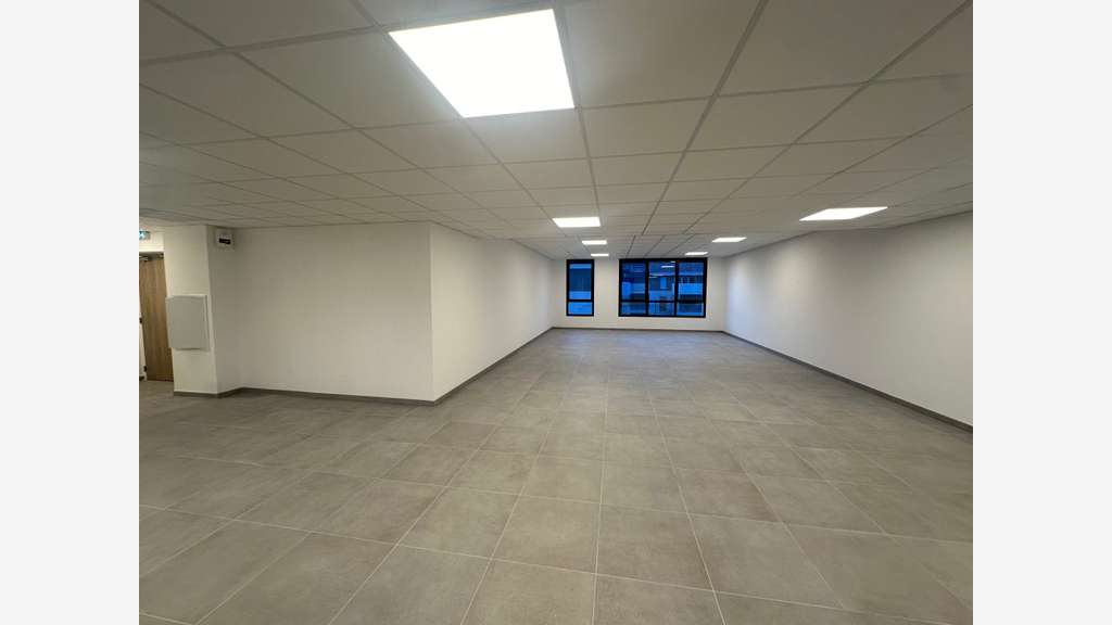 A louer bureaux 153m² R+2 ZA de Napollon à Aubagne