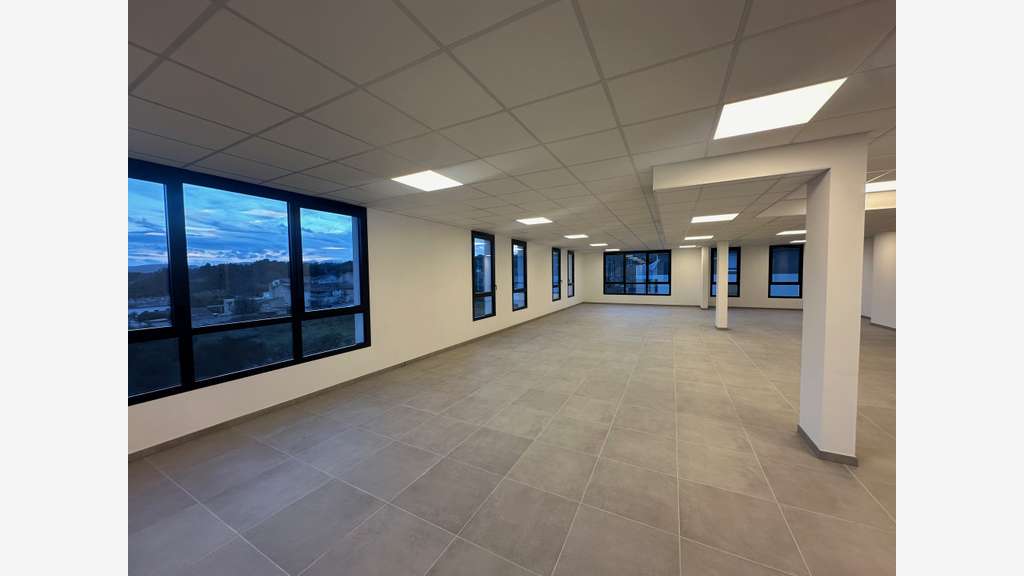 A louer bureaux 302m² R+2 ZA de Napollon à Aubagne
