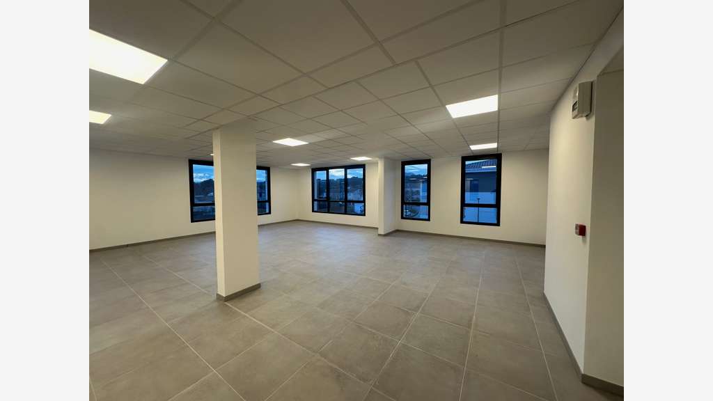A louer bureaux 302m² R+2 ZA de Napollon à Aubagne