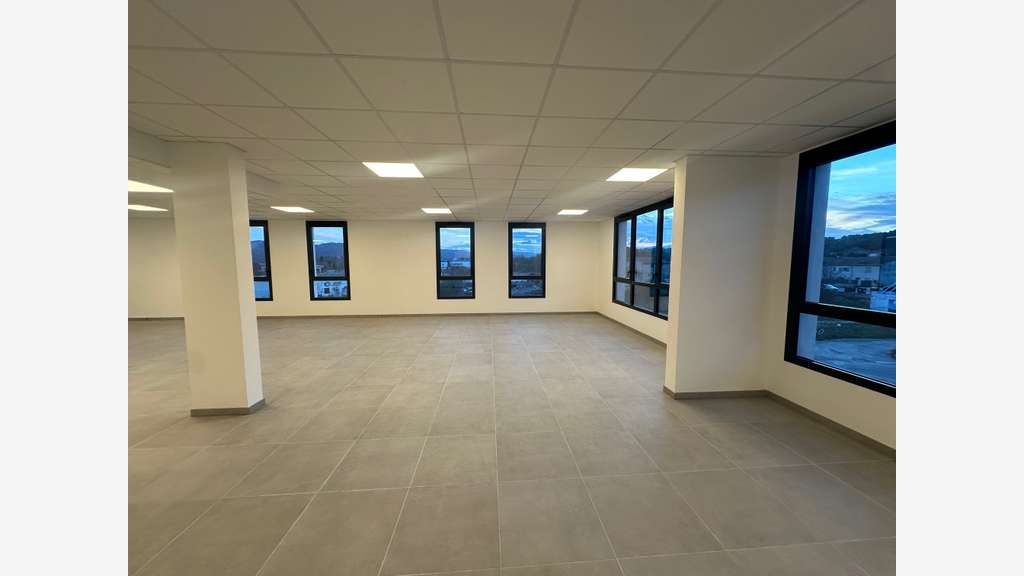 A louer bureaux 302m² R+2 ZA de Napollon à Aubagne