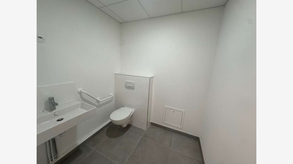 A louer bureaux 302m² R+2 ZA de Napollon à Aubagne