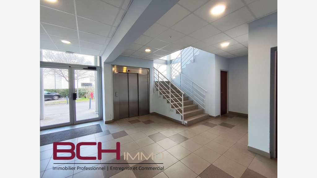 Loue bureaux lumineux PMR 460m² parkings à Aubagne