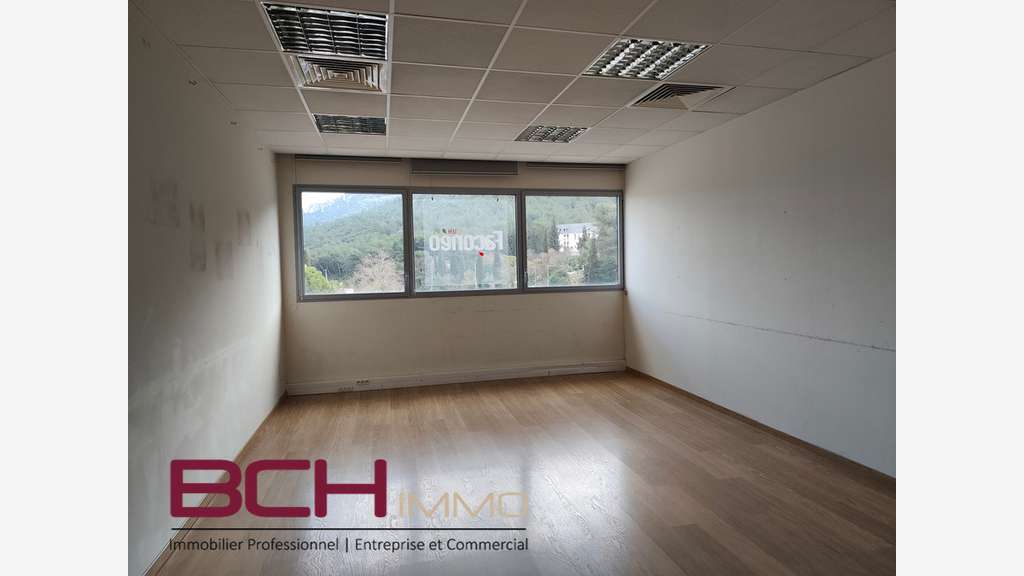 Loue bureaux lumineux PMR 460m² parkings à Aubagne