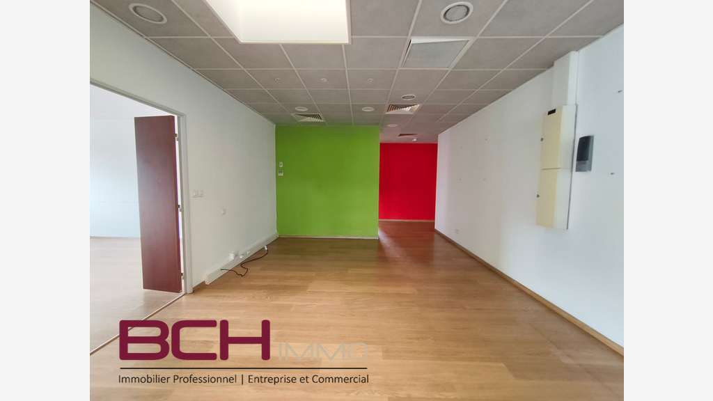Loue bureaux lumineux PMR 460m² parkings à Aubagne
