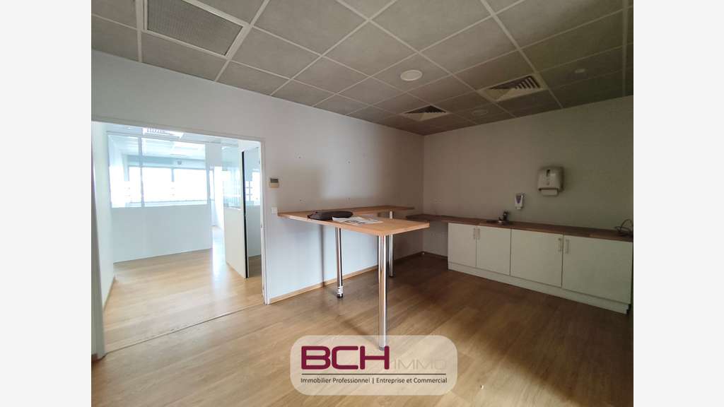 Loue bureaux lumineux PMR 460m² parkings à Aubagne