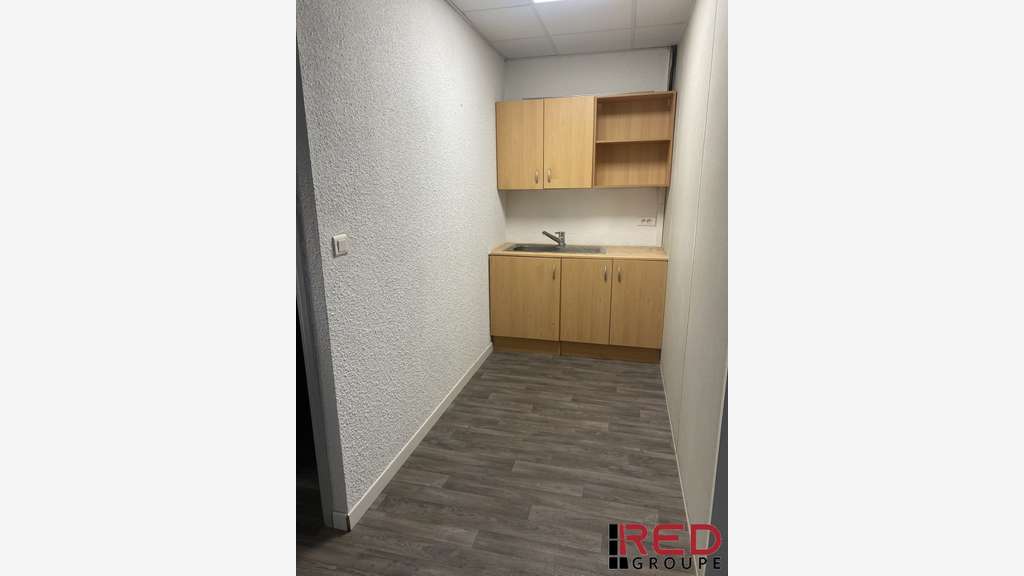 A louer local professionnel 165m² en R+1 à Aubagne
