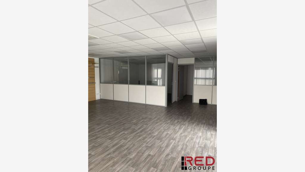 A louer local professionnel 165m² en R+1 à Aubagne