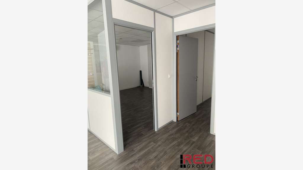 A louer local professionnel 165m² en R+1 à Aubagne