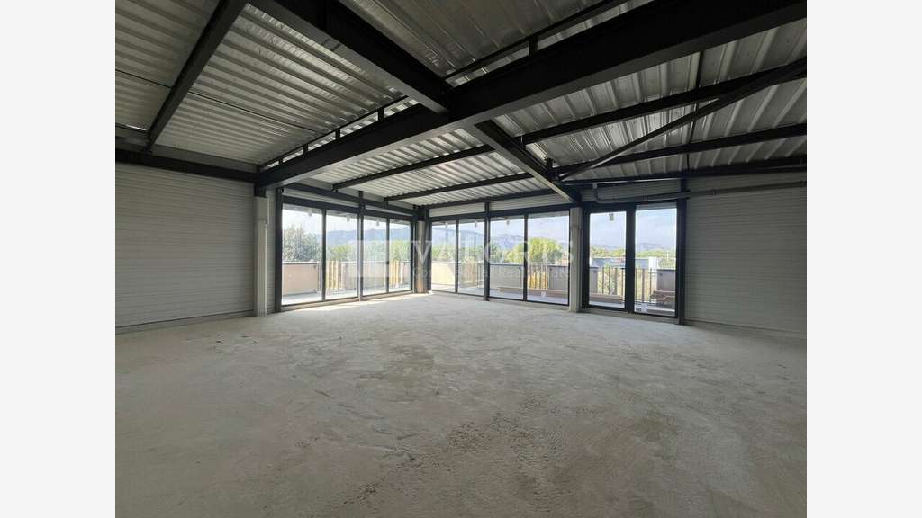 Plateau de bureaux PMR neufs à louer à Aubagne