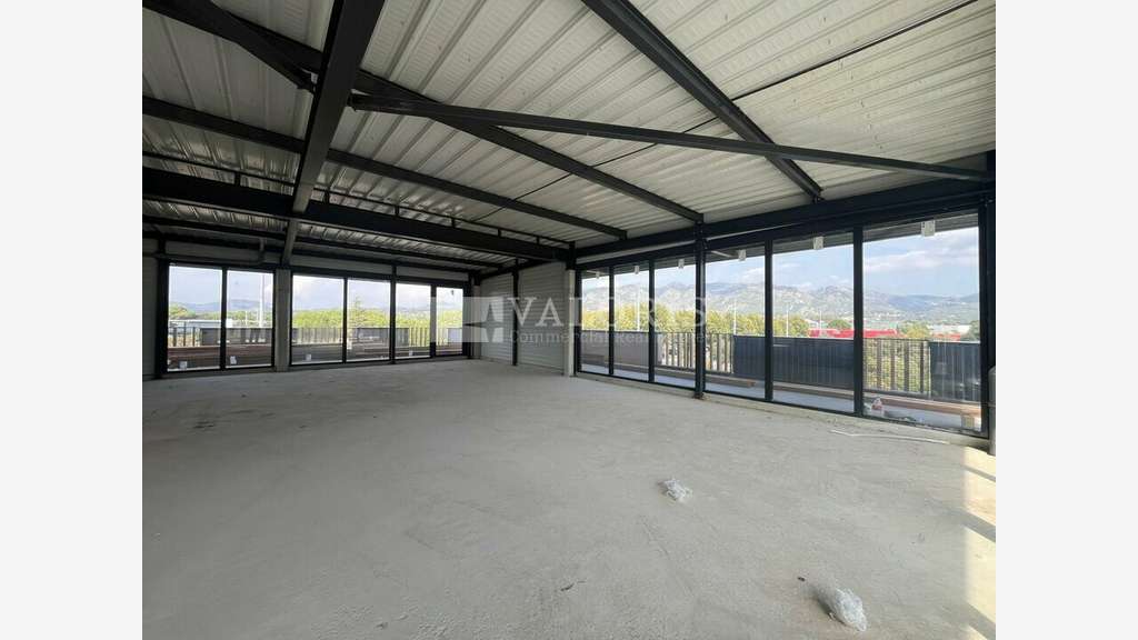 Plateau de bureaux PMR neufs à louer à Aubagne