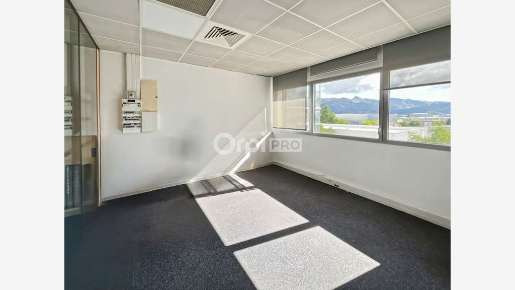 Bureaux de 577m² à louer à Aubagne av Marin Blanc
