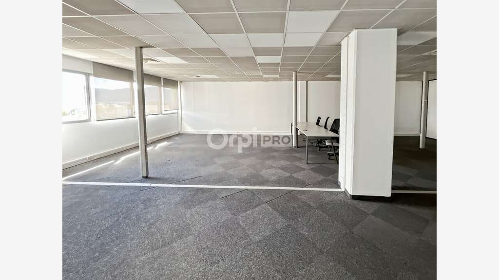Bureaux de 577m² à louer à Aubagne av Marin Blanc
