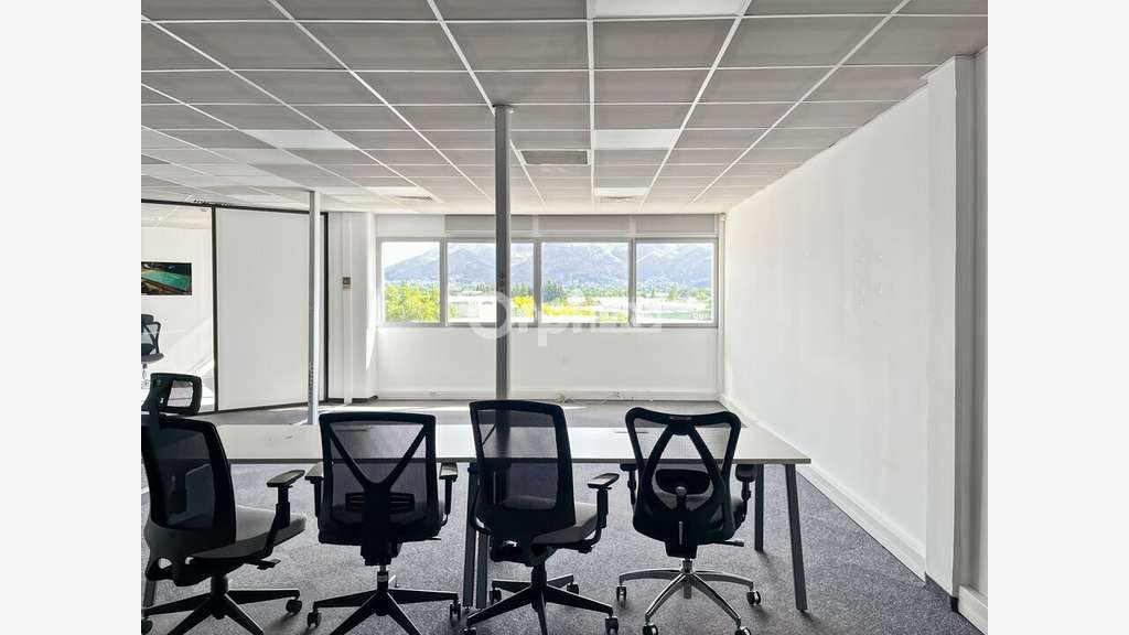 Bureaux de 577m² à louer à Aubagne av Marin Blanc