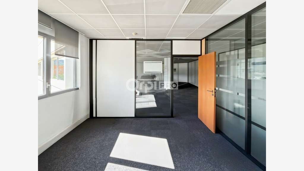 Bureaux de 577m² à louer à Aubagne av Marin Blanc