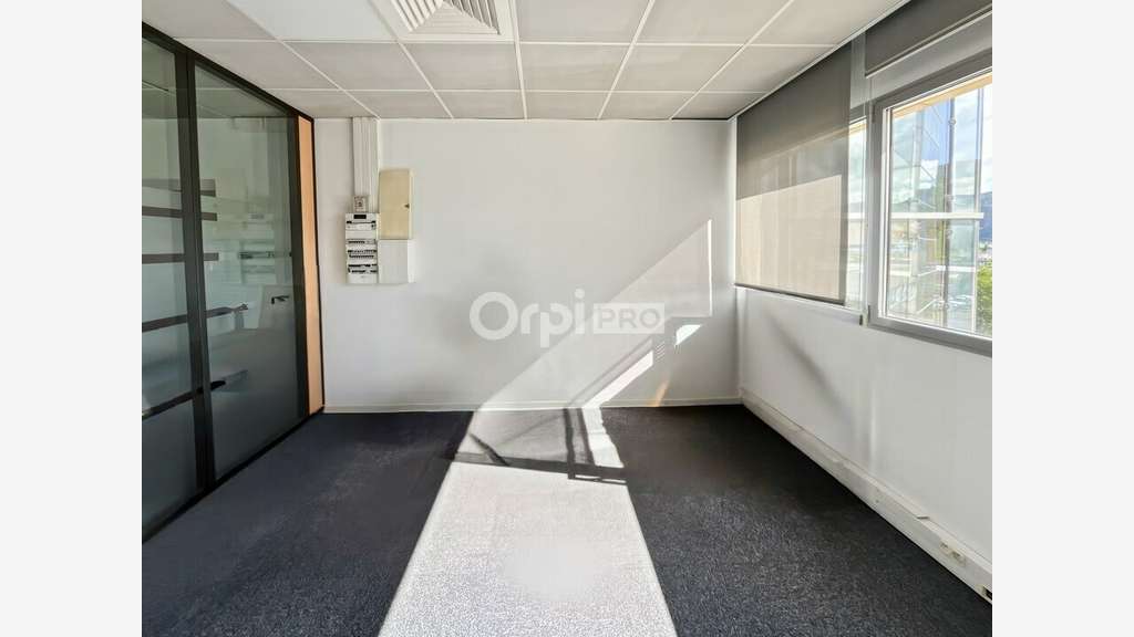 Bureaux de 577m² à louer à Aubagne av Marin Blanc