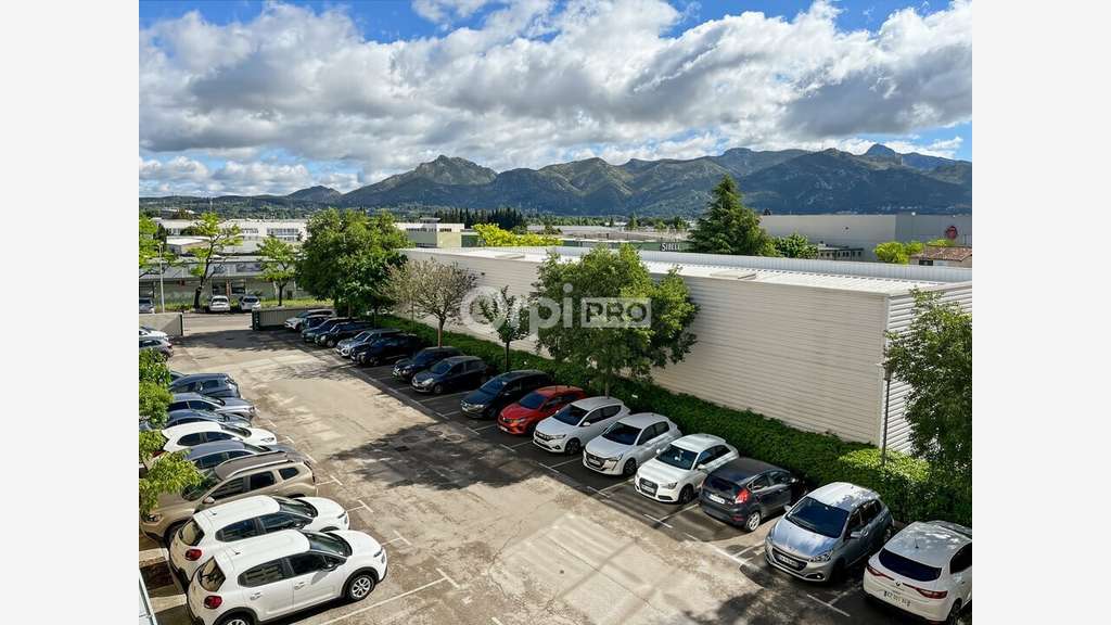 Bureaux de 577m² à louer à Aubagne av Marin Blanc