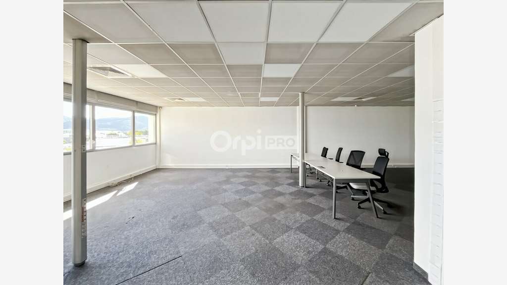 Bureaux de 577m² à louer à Aubagne av Marin Blanc