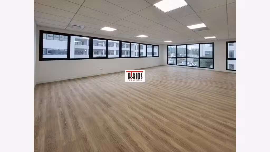 Bureau de 100m² à louer au 1er étage à Aubagne