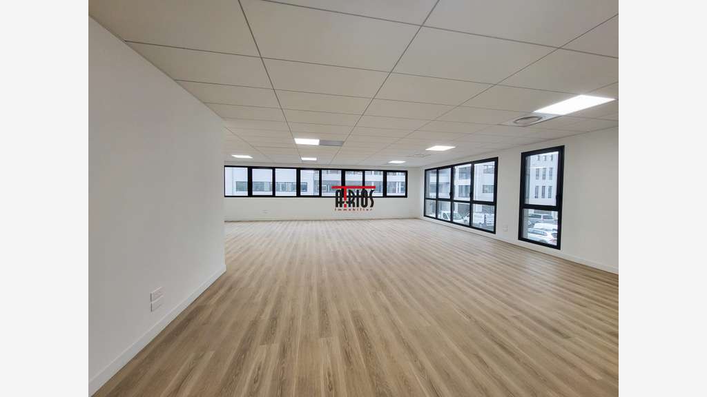 Bureau de 100m² à louer au 1er étage à Aubagne