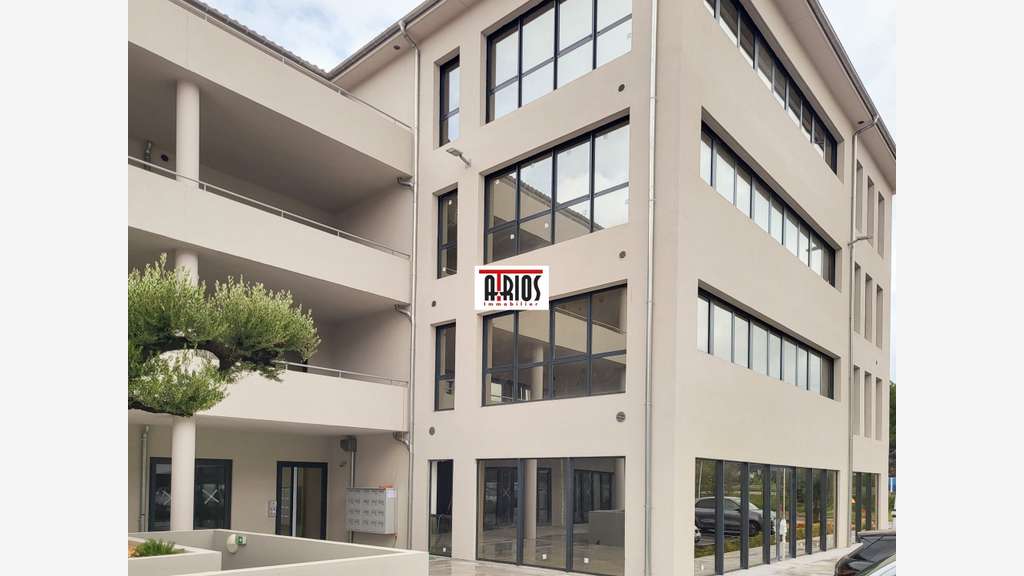 Bureau de 100m² à louer au 1er étage à Aubagne