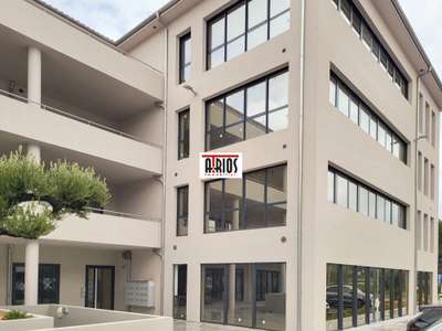 Bureau de 100m² à louer au 1er étage à Aubagne