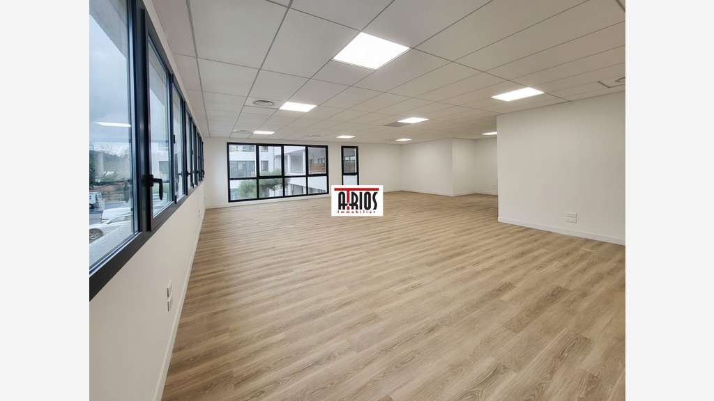 Bureau de 100m² à louer au 1er étage à Aubagne