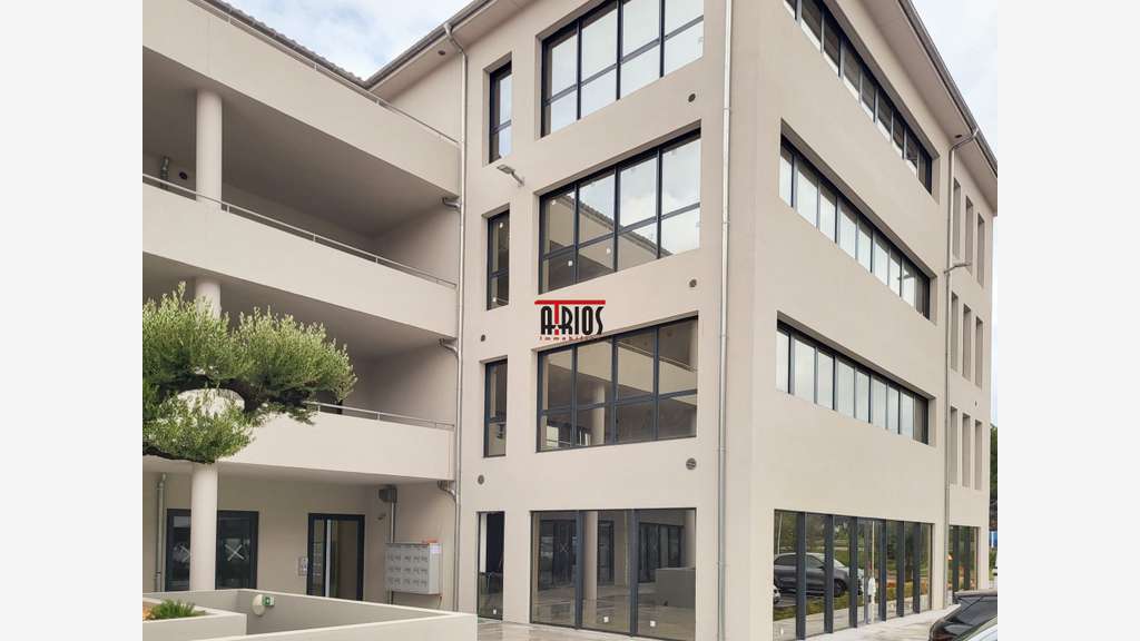 Bureau de 100m² à louer au 1er étage à Aubagne