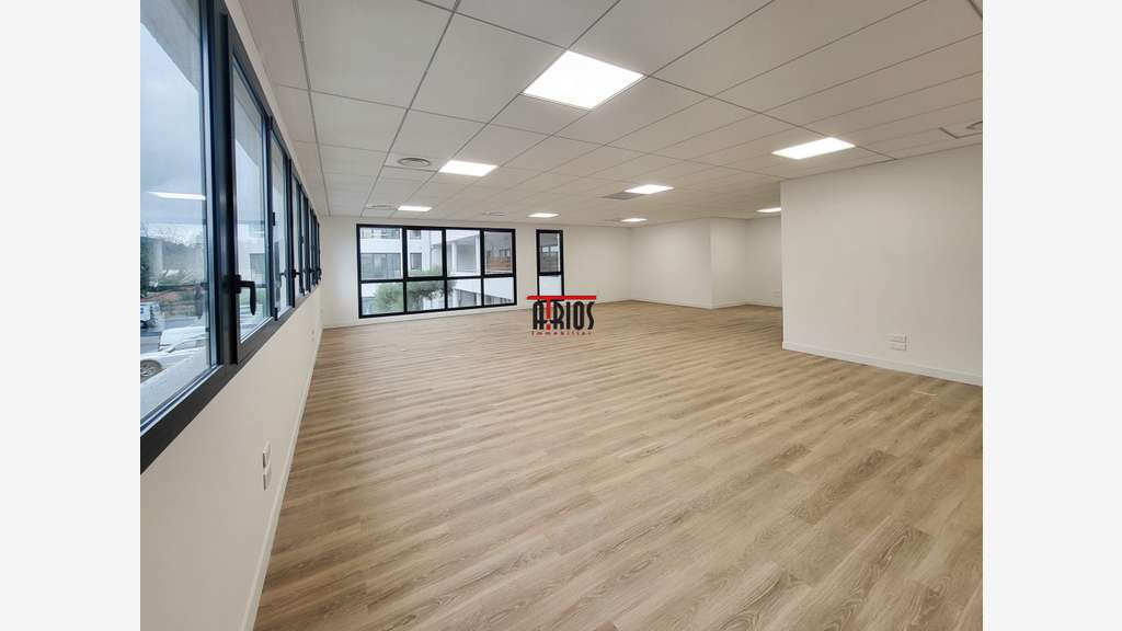 Bureau de 100m² à louer au 1er étage à Aubagne